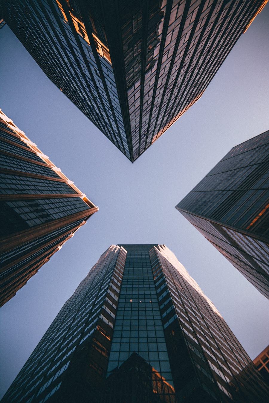 Edifícios corporativos vistos de baixo